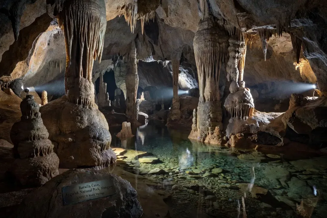 Grottes de Baradla au parc national d'Aggtelek, stalactites et rivière souterraine en Hongrie