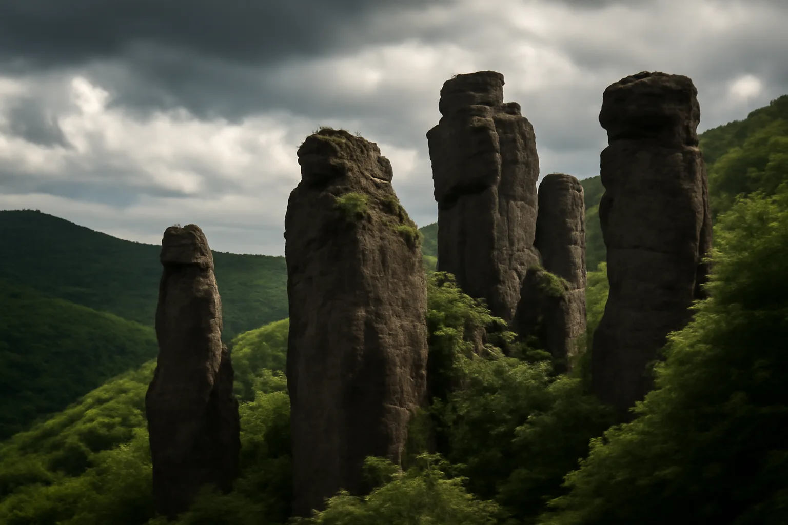 Formations rocheuses volcaniques Vadálló-kövek dans les monts Visegrád, Hongrie, piliers d'andésite sculptés par l'érosion, forêt environnante